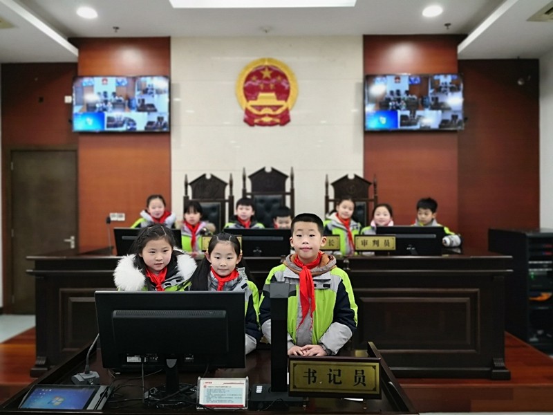 合肥乐农集团蜀麓校区炫彩雏鹰小队在模拟法庭