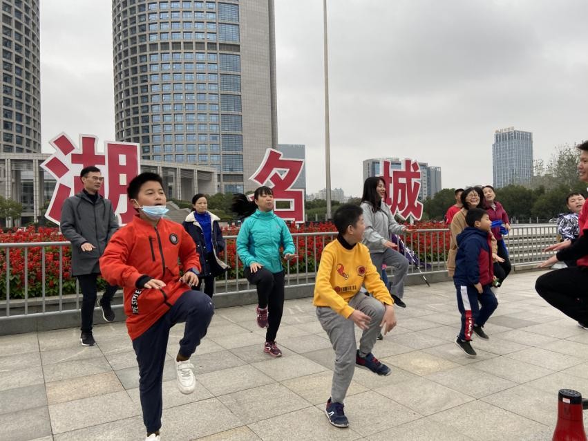 “跑遍中国—世界儿童日主题宣传周”暨“爱我中华·与爱同行”亲子马拉松赛开跑